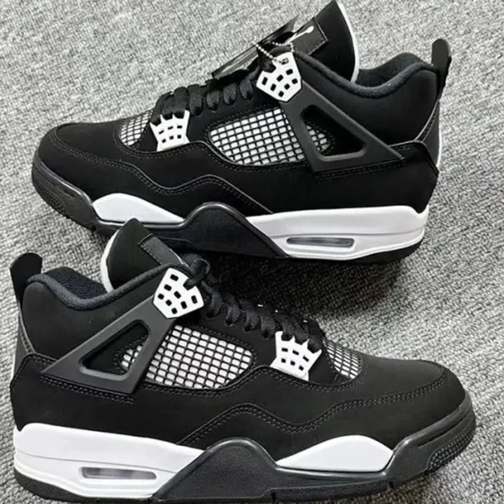Authentic Jordan Retro 4s// White Thunders// Youth Size 5.5 //PERFECT CONDITION